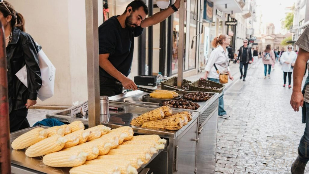 Eating Like a Local: A Full Experience Guide 3 Street food is a delicious and affordable way to experience local cuisine.
