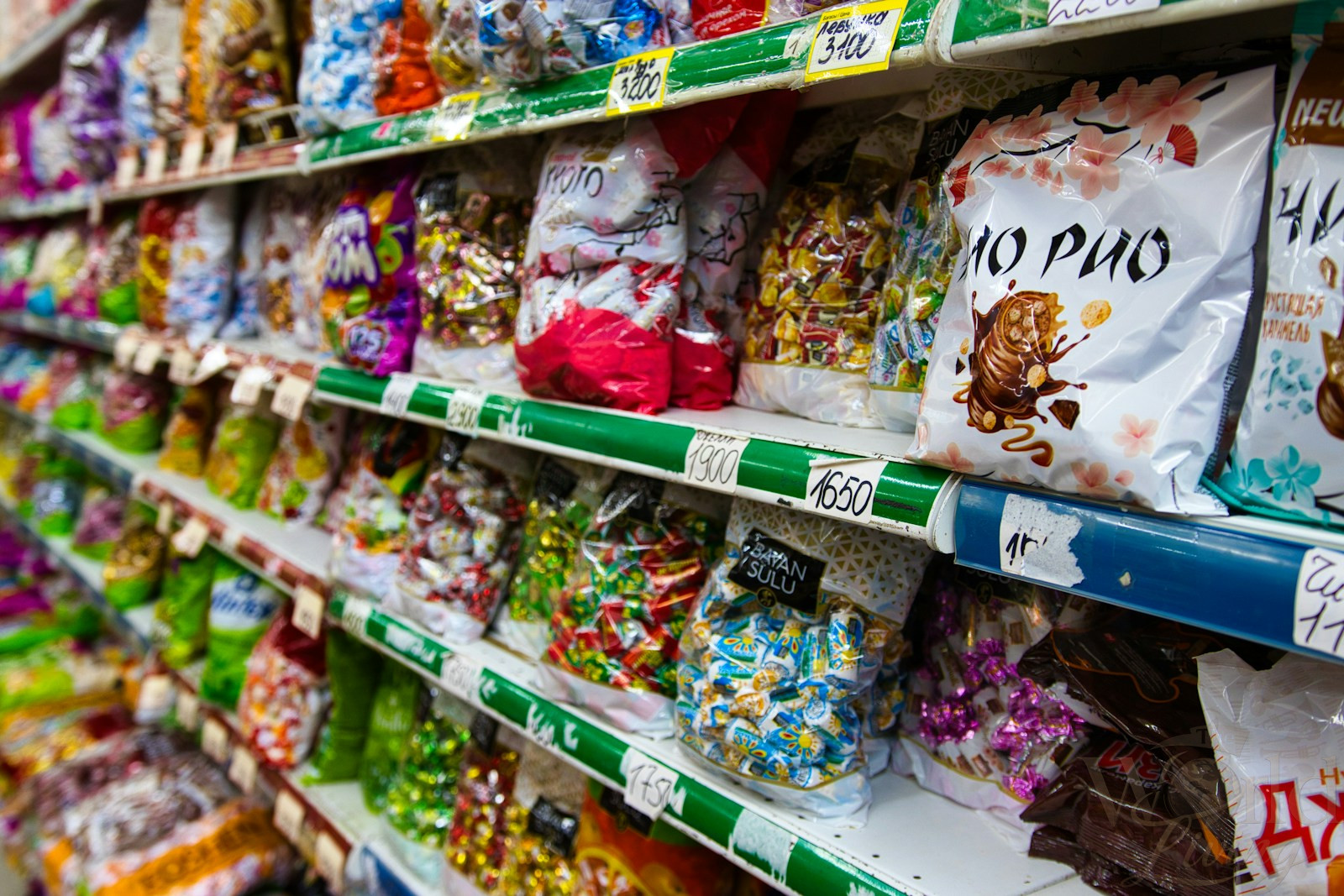 Smart Ways to Save Money on Food While Traveling 2 Smart Ways to Save Money on Food While Traveling. Packing your own snacks saves money and ensures you have healthy options on hand.